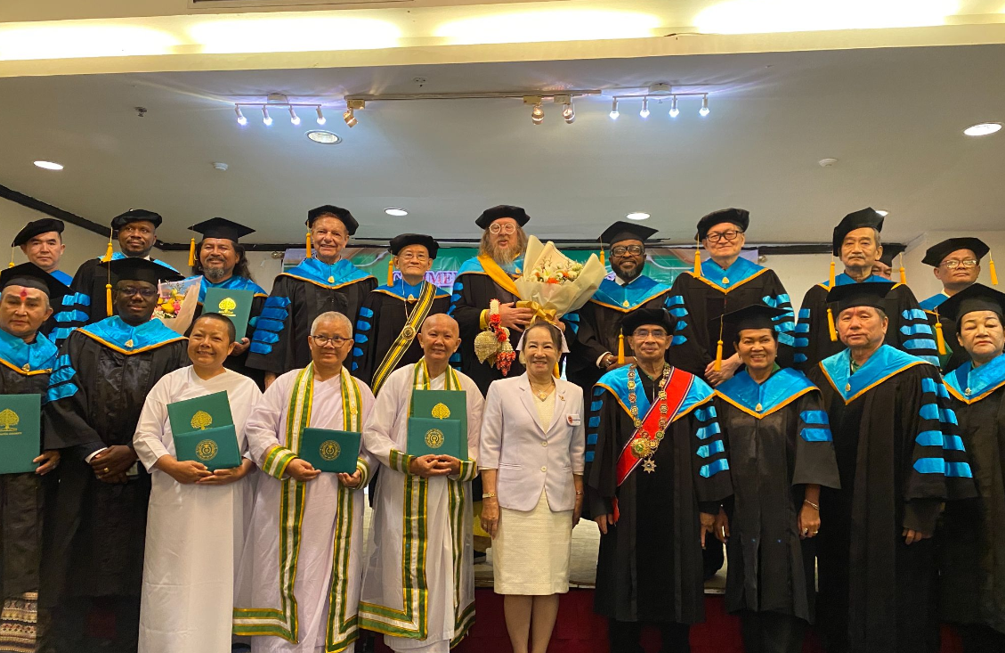 ภาพหมู่คณาจารย์และผู้ทรงคุณวุฒิ